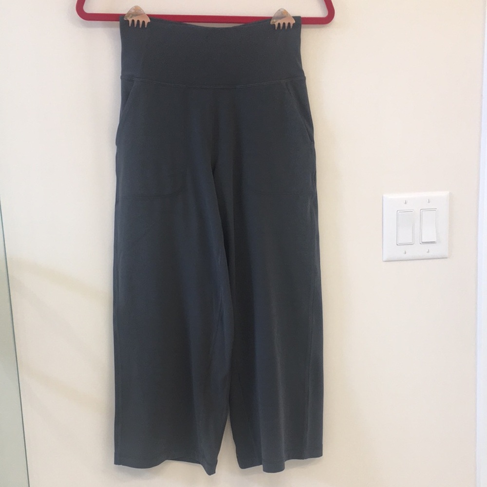 Lululemon Align wide leg crop 23” size 6